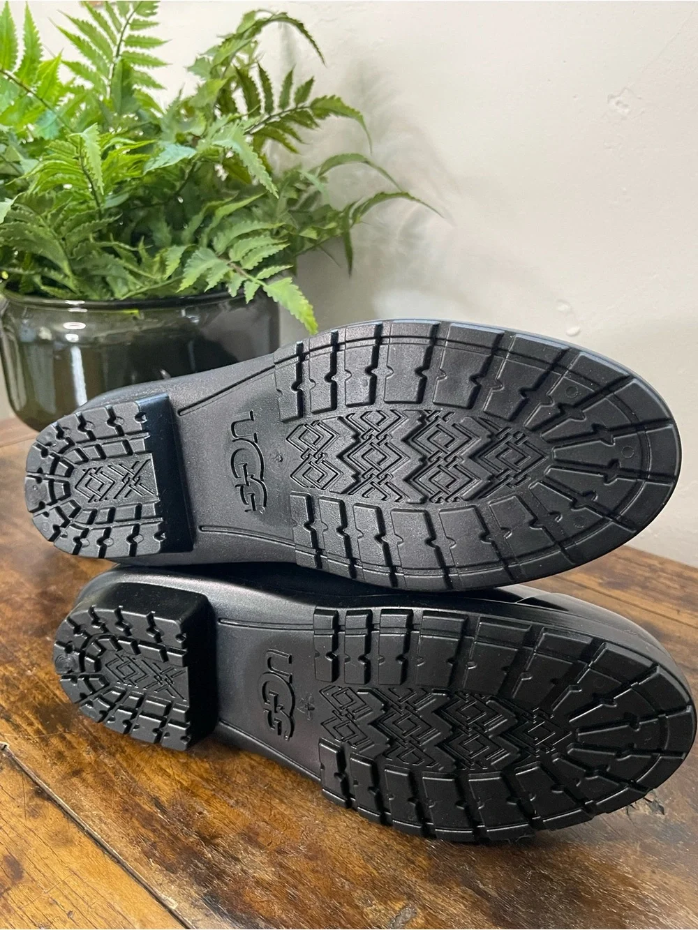 UGG shiny black